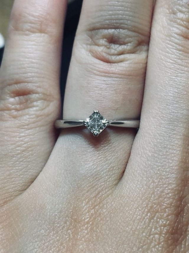 アッシャーカットのダイヤがとても綺麗でした。