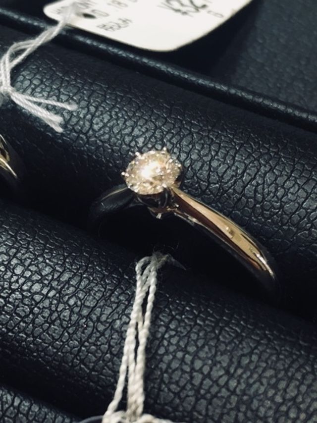 一石のシンプルな指輪です。