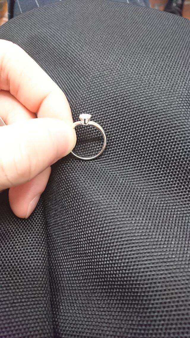 V字タイプ。0.295カラットで価格は想定より抑えられた。