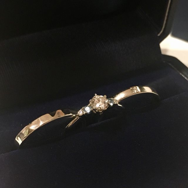 職場でも馴染みやすいシンプルな結婚指輪を選びました（＾_＾）