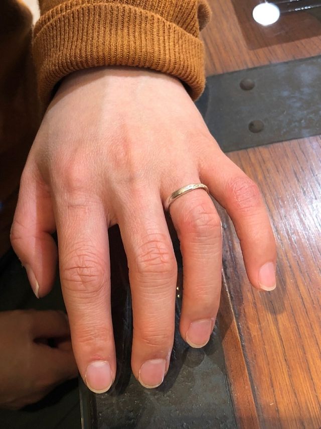 ピンクゴールド色で肌によく馴染んでいます。