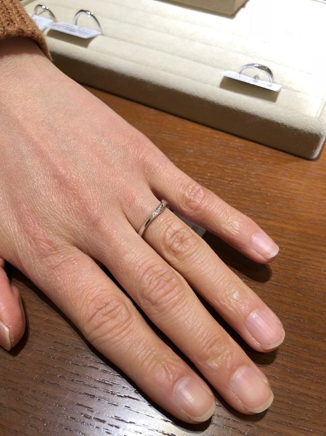 動きがあるデザインで、ダイヤが綺麗に見えます。