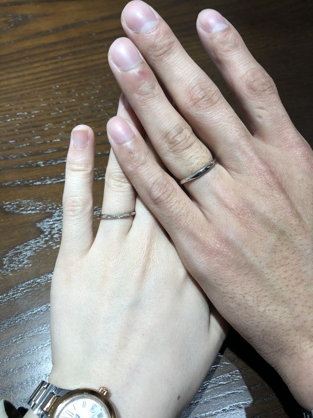 細身のリングです。シンプルですが、とっても可愛いデザインです