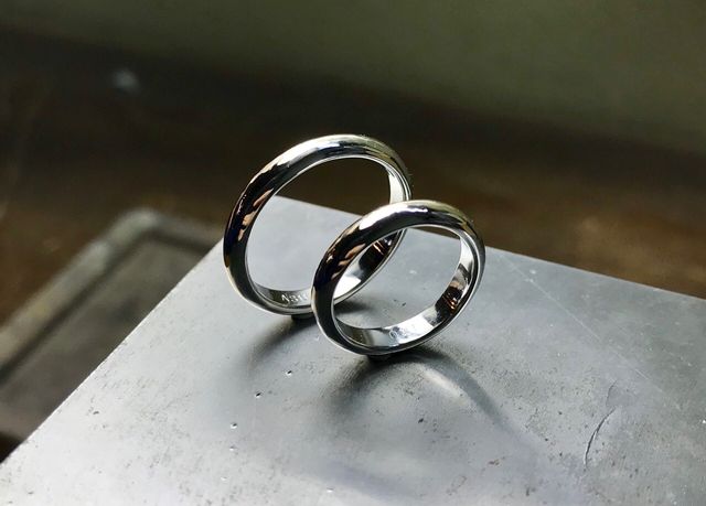 結婚指輪。よく見ると唐草の模様が入っています。