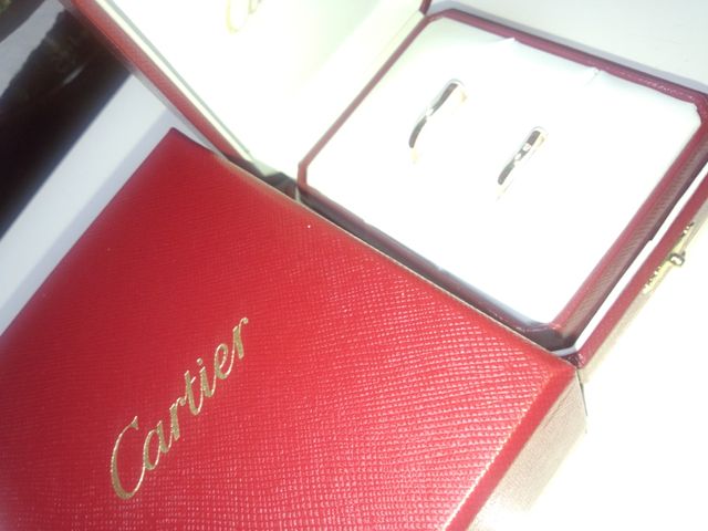 形はＶでゴールドです