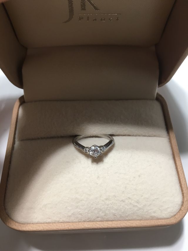 JKプラネットの婚約指輪です。