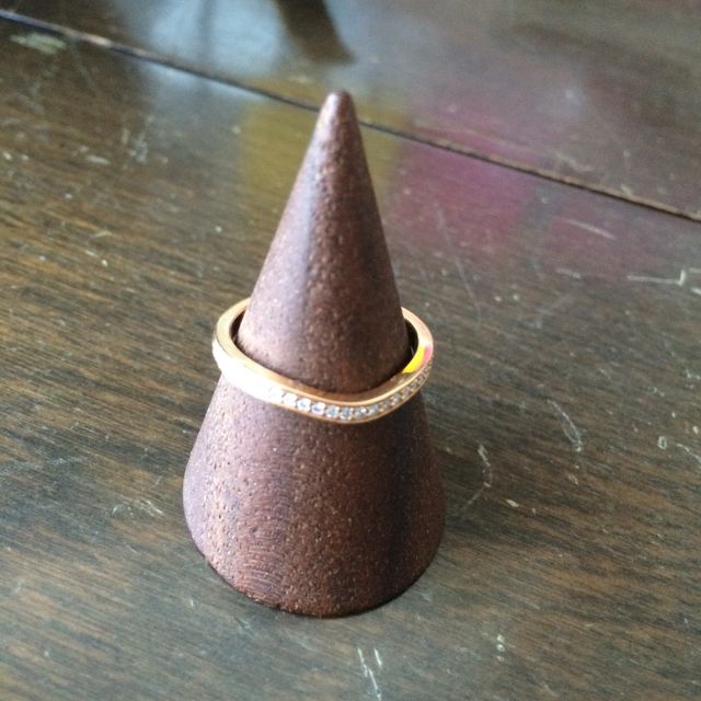 婚約指輪のみを写した写真です。