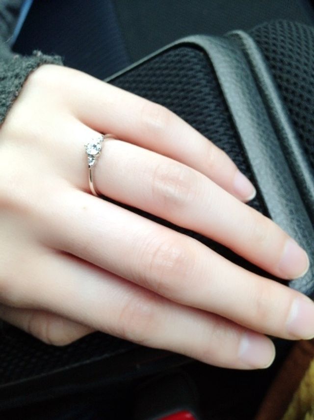 指輪を貰った直後の車内で撮影したものです