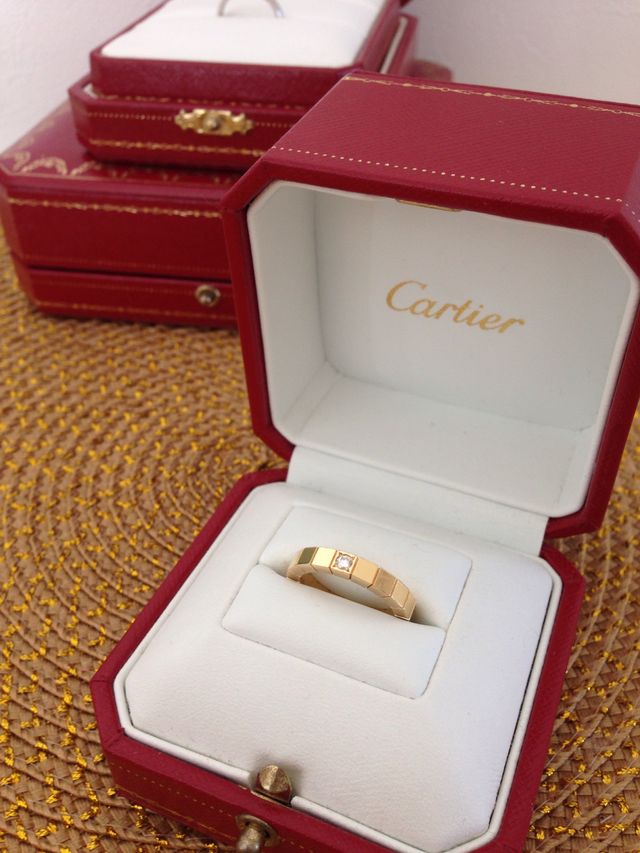 婚約指輪、結婚指輪ともにカルティエです