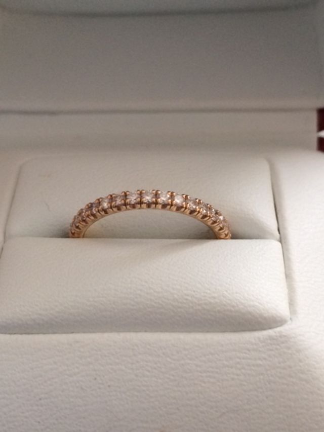 ぐるっと一周ダイアモンドがついたリングです。