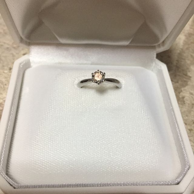たて爪のシンプルなデザインの婚約指輪です。