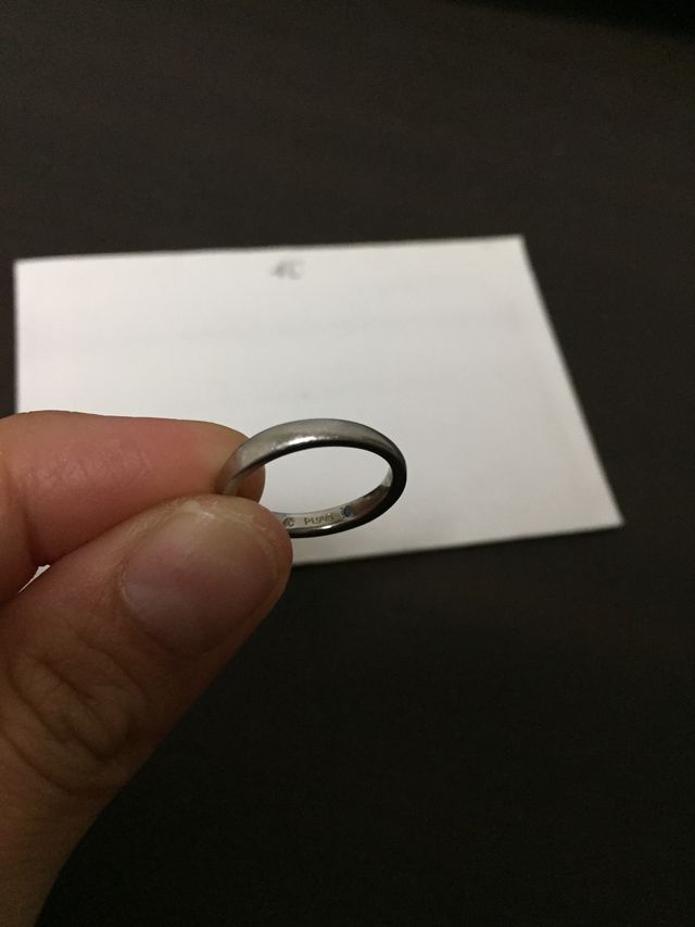 指輪の裏に無料でブルーダイヤモンドを入れてもらえます。