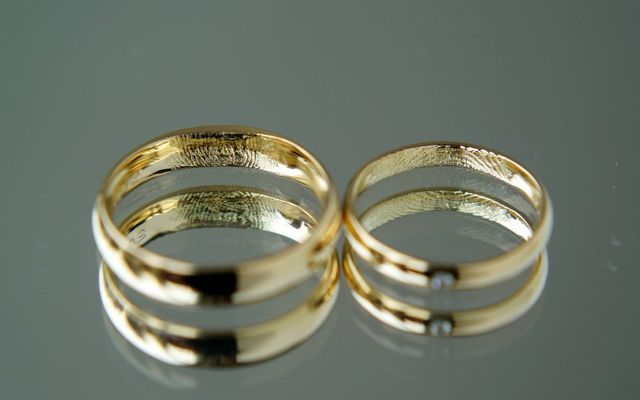 内側に指紋が刻印された結婚指輪