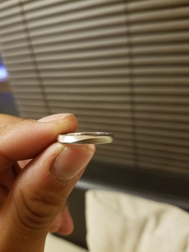 プラチナとメッキが入った、角度によって色んな見方が出来る指輪