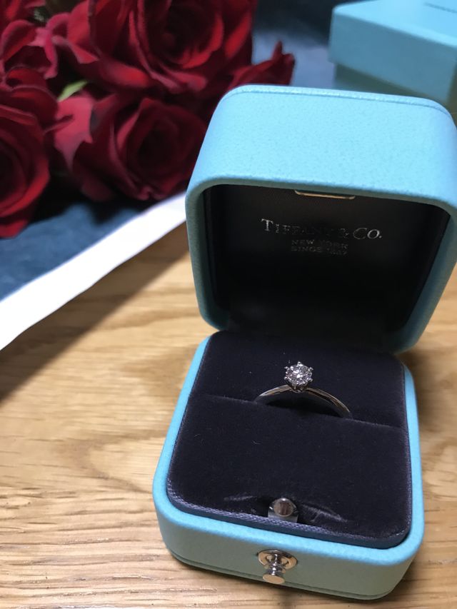 婚約指輪はティファニーのセッティングです。
