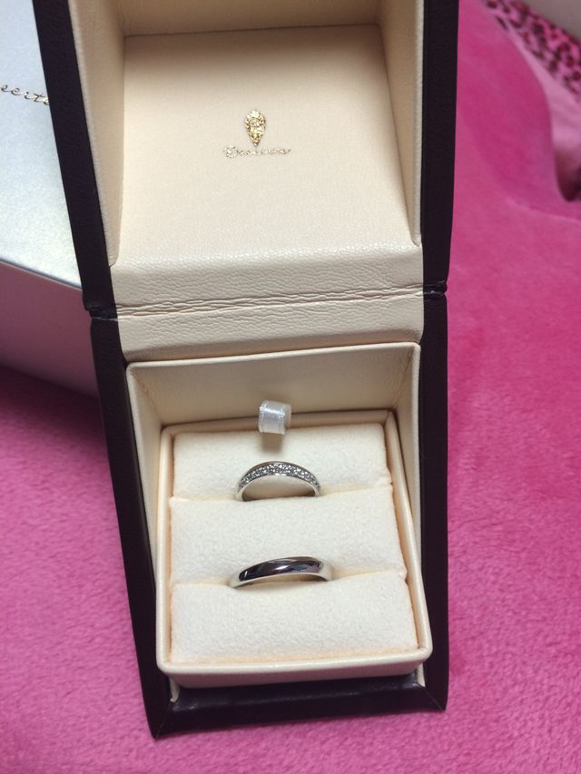 女性用にはキラキラのダイヤで埋めつくされています。