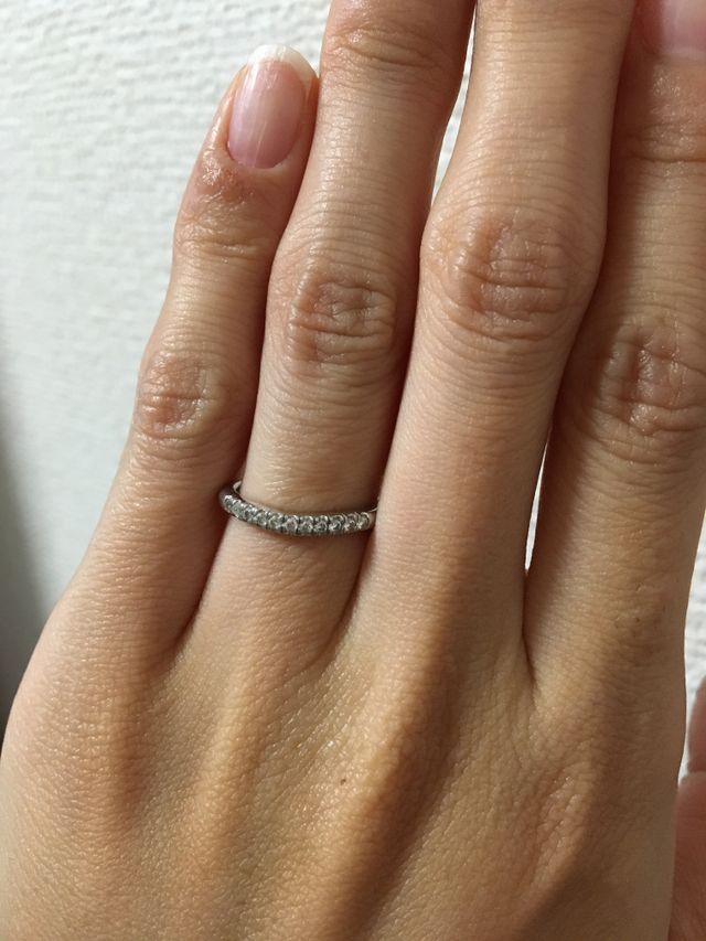 ダイヤを並べて、少しV字になったリングです。