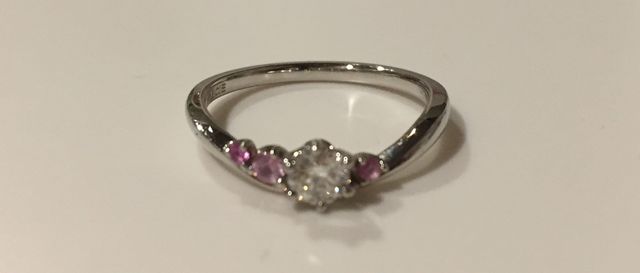 真ん中にダイヤ、その両脇にはピンクサファイア
