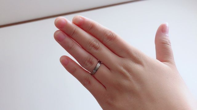 シンプルで何年たってもつけていられる指輪です。