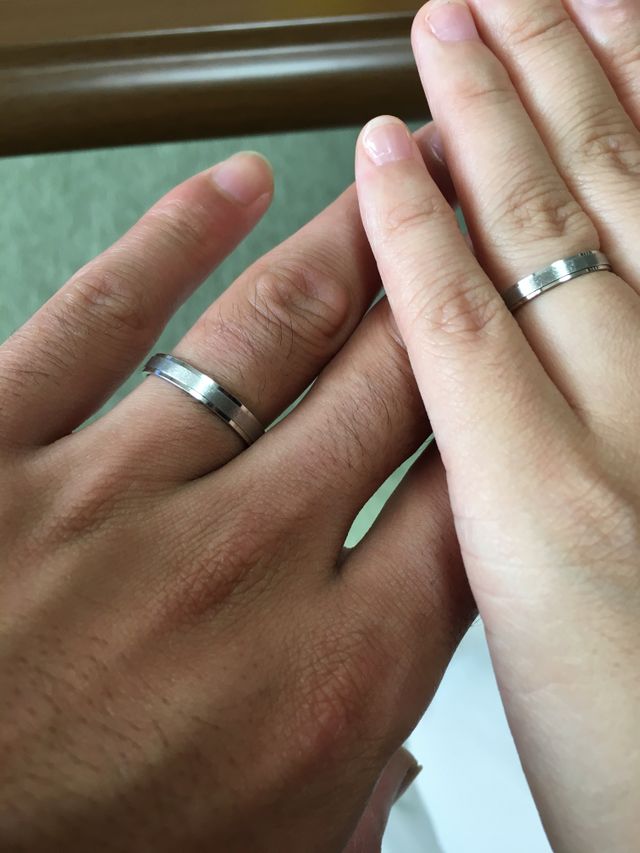 シンプルなデザインが良いという2人にぴったりの指輪でした！