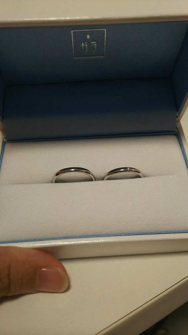 ブルーダイヤとダイヤモンドが入ってシンプルなストレートリング