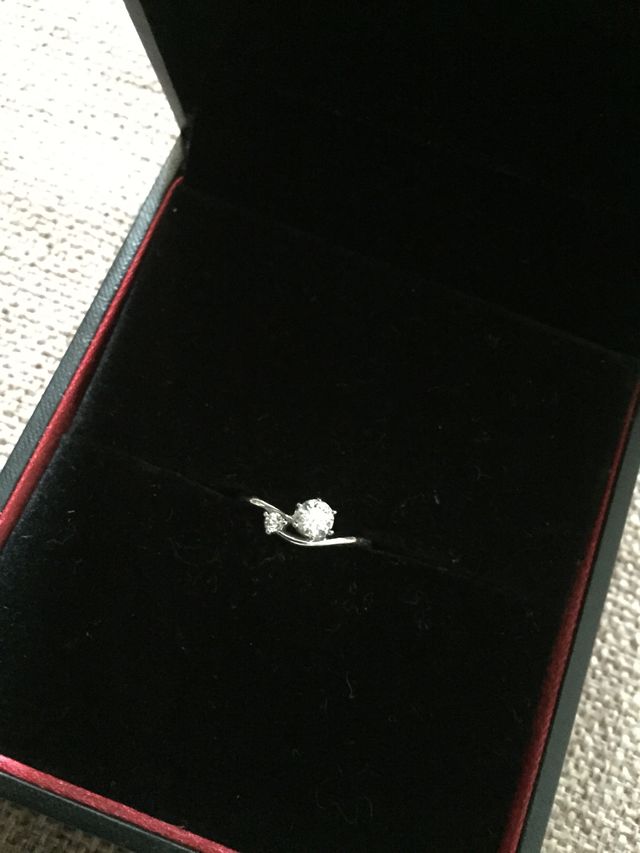 目には見えないサイズでダイヤに名前と記念日を刻印してます。