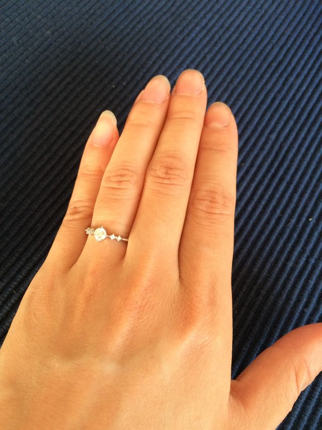 左手の薬指にはめた指輪