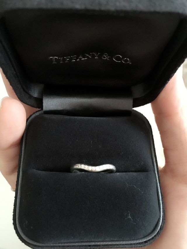 ウェーブラインにダイヤがちりばめられた形。