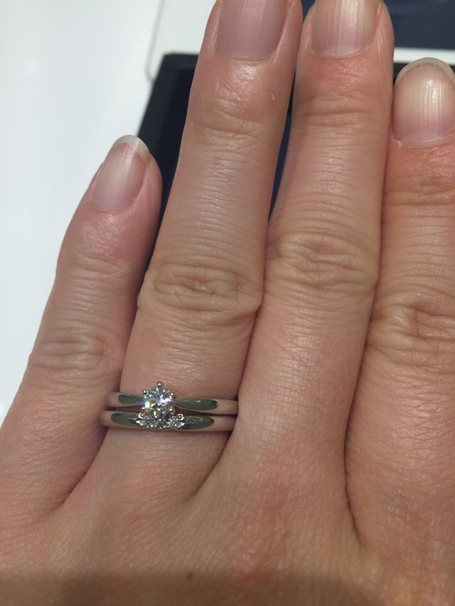 一粒ダイヤの婚約指輪と３石ダイヤが入った結婚指輪です。