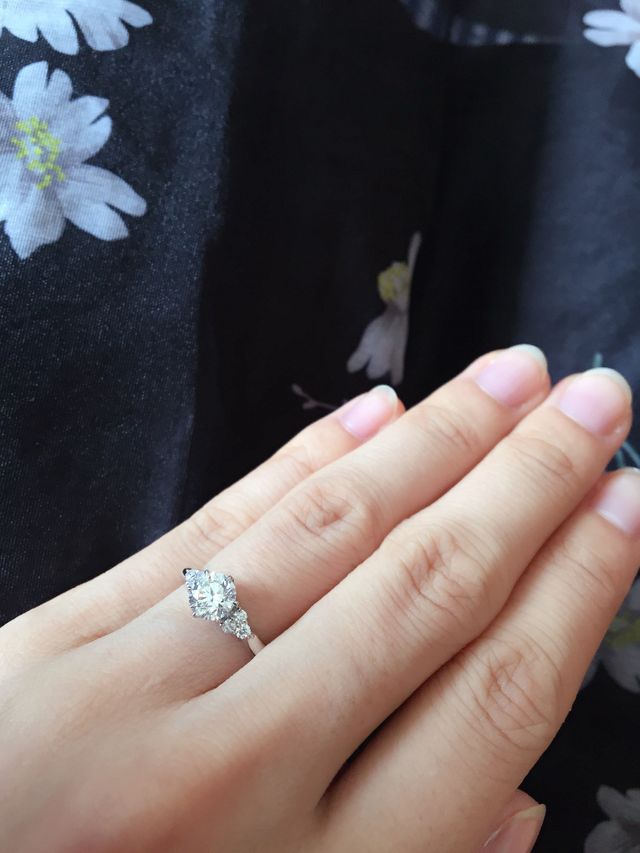 サイドに3石ずつのデザインです。