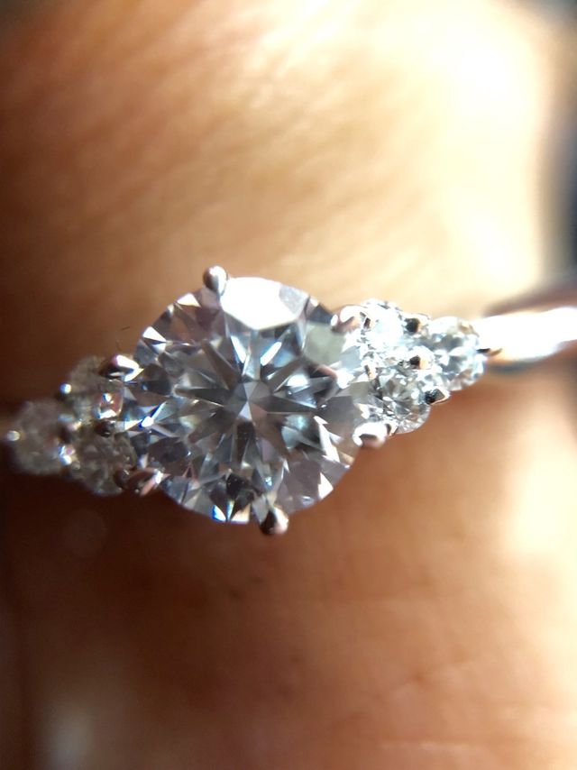 ひし形にまとまっており1つの大きなダイヤモンドに見えます。