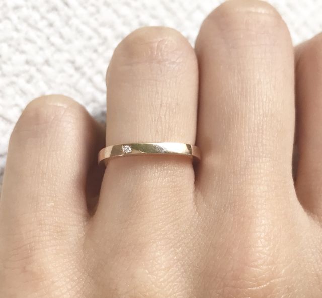 小さなダイヤを入れました。裏側はひねりとスターダスト加工。