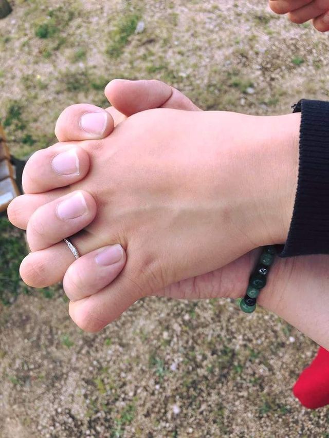 中央から指輪のウェーブに沿ってダイヤが埋め込まれています。