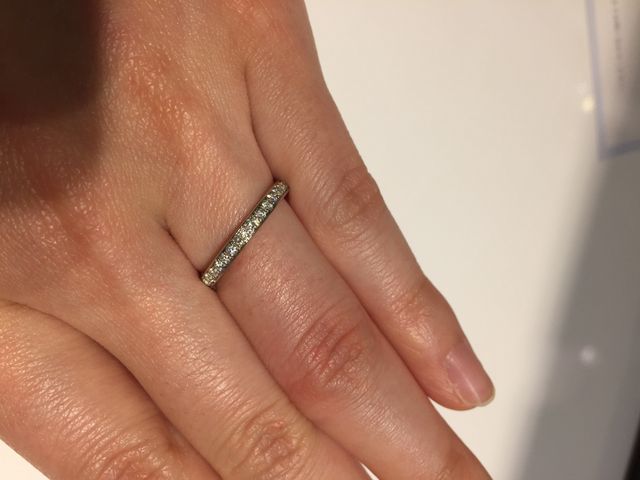 プラチナのハーフエタニティで、細めのデザインです。