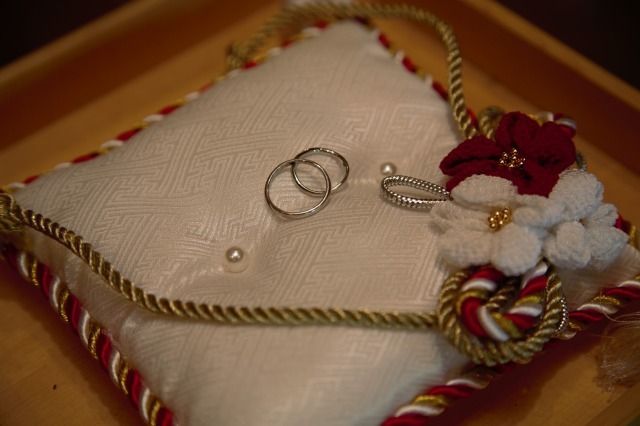 結婚式のリングピローにのせた写真です。