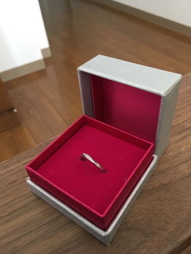 波打った形のリングです。