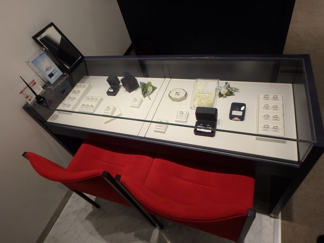 落ち着いた、仕切り区間で商品説明を受けました。