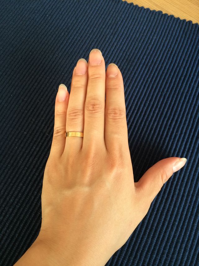 左手の薬指にはめた指輪