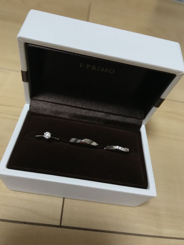 婚約指輪のサイズ直しの時に同じブランドで購入しました！
