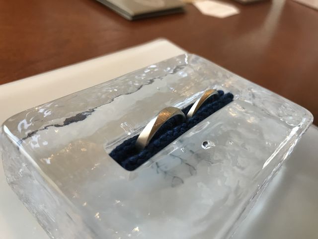 左が新郎、右が新婦の指輪です。