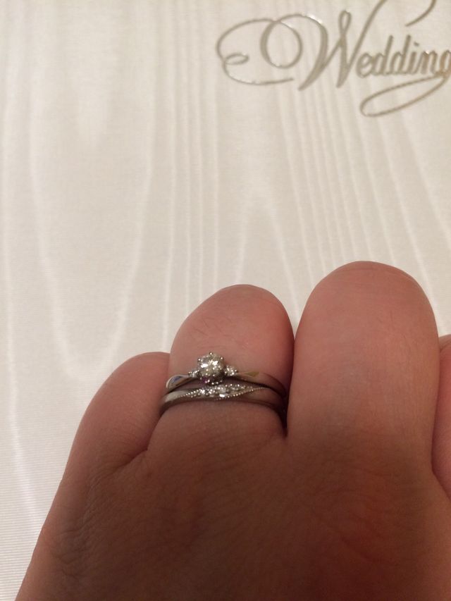 婚約指輪と結婚指輪を重ね付けしたものです。