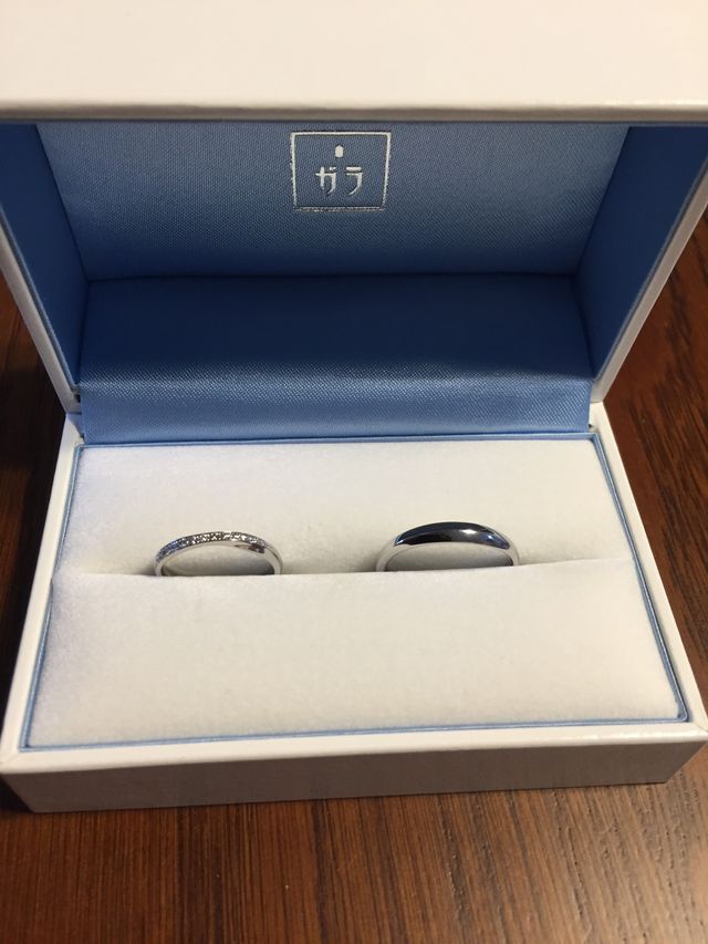 一緒に取りに行けなかったので、夜に2人で指にはめ合いました。