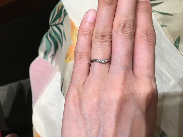 ダイヤが、小指に向けて大きくなっていてラインが綺麗に見える。