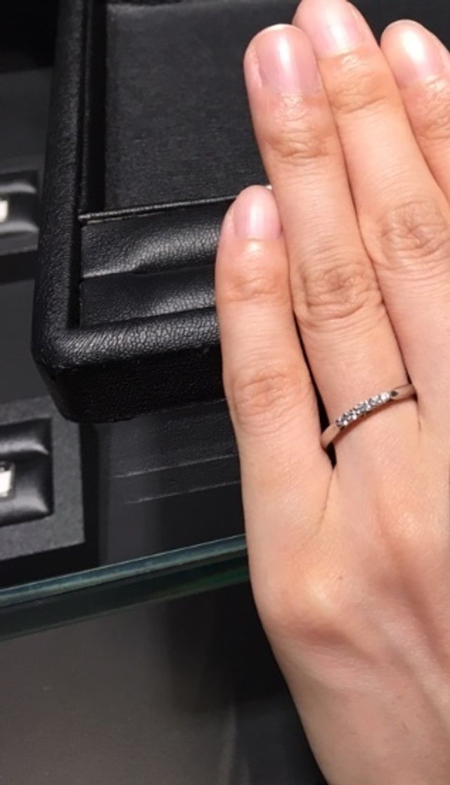 ストレートタイプ。真ん中にダイヤがあり、その下にはYGが。