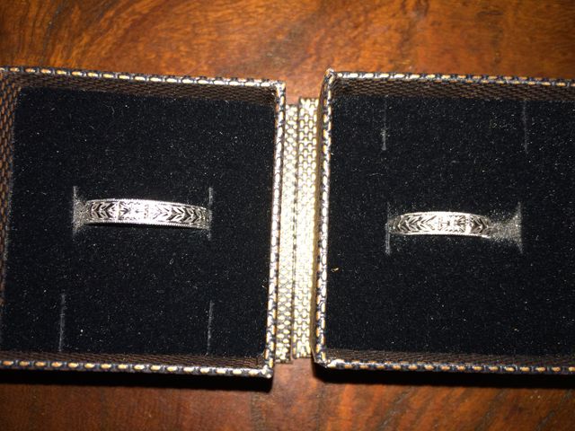 手彫りの模様がぐるりと彫られています