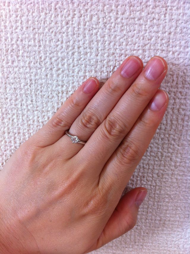 婚約指輪をはめているところ。