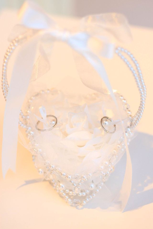 挙式では妹が作ってくれたリングピローに入れました