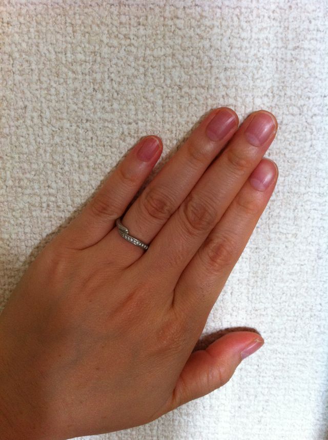 結婚指輪をしているところ。