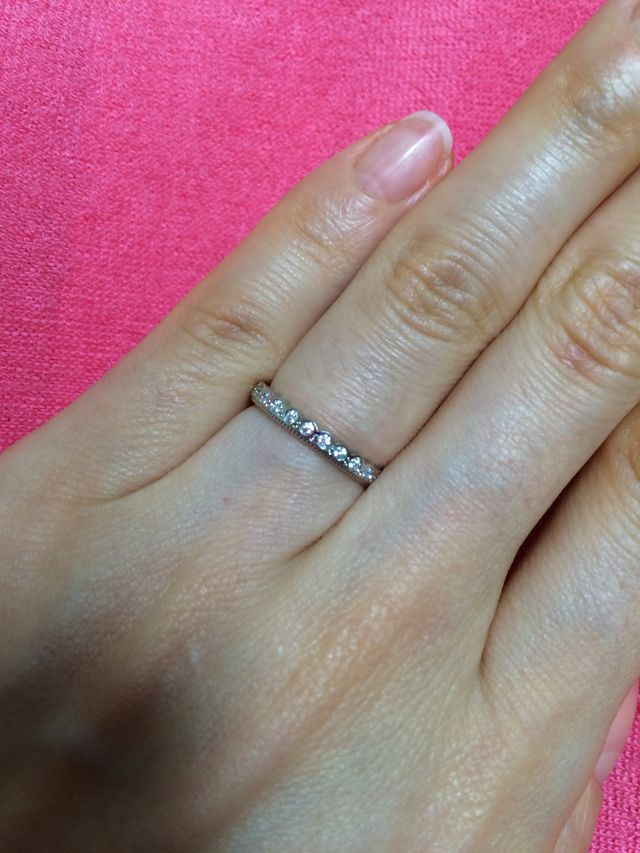 細身ですがメレダイヤがビッシリでキラキラが綺麗です。