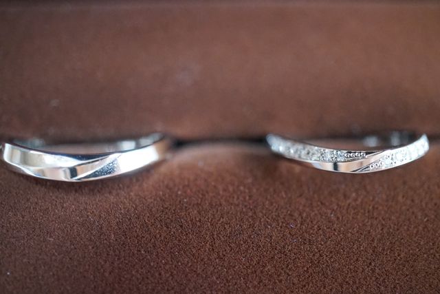 ウエーブの入ったデザインがとても美しいリングです